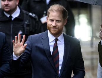 Harry torna a Londra senza Meghan e i figli: la decisione ‘last minute’