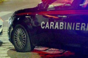 Roma – Pretendono la riparazione gratuita della propria auto, minacciano meccanico e danno fuoco alle sue macchine