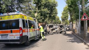 Civita Castellana – Auto si ribalta lungo via Roma: traffico in tilt durante i soccorsi