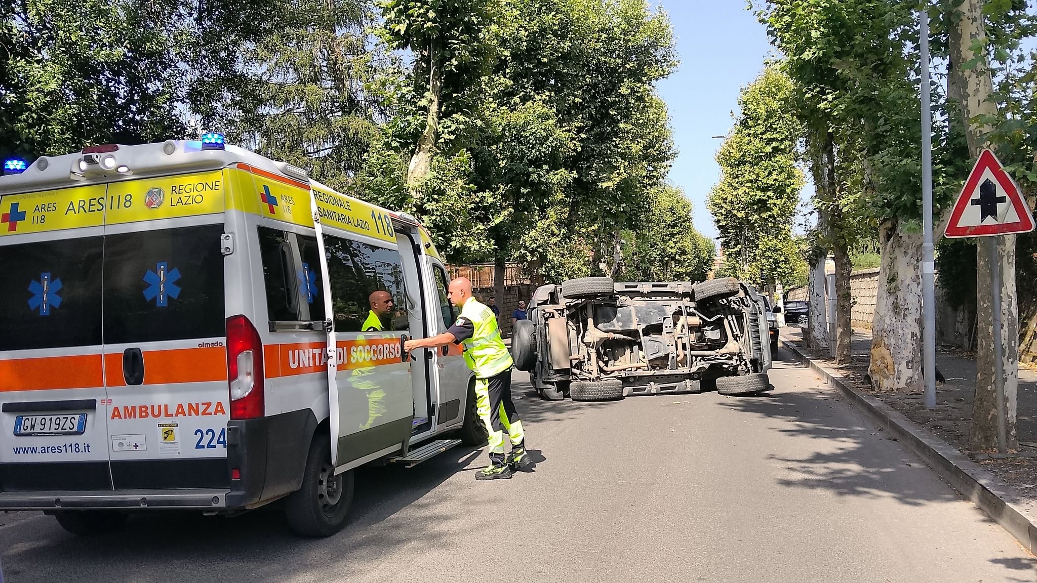 Civita Castellana – Auto si ribalta lungo via Roma: traffico in tilt durante i soccorsi