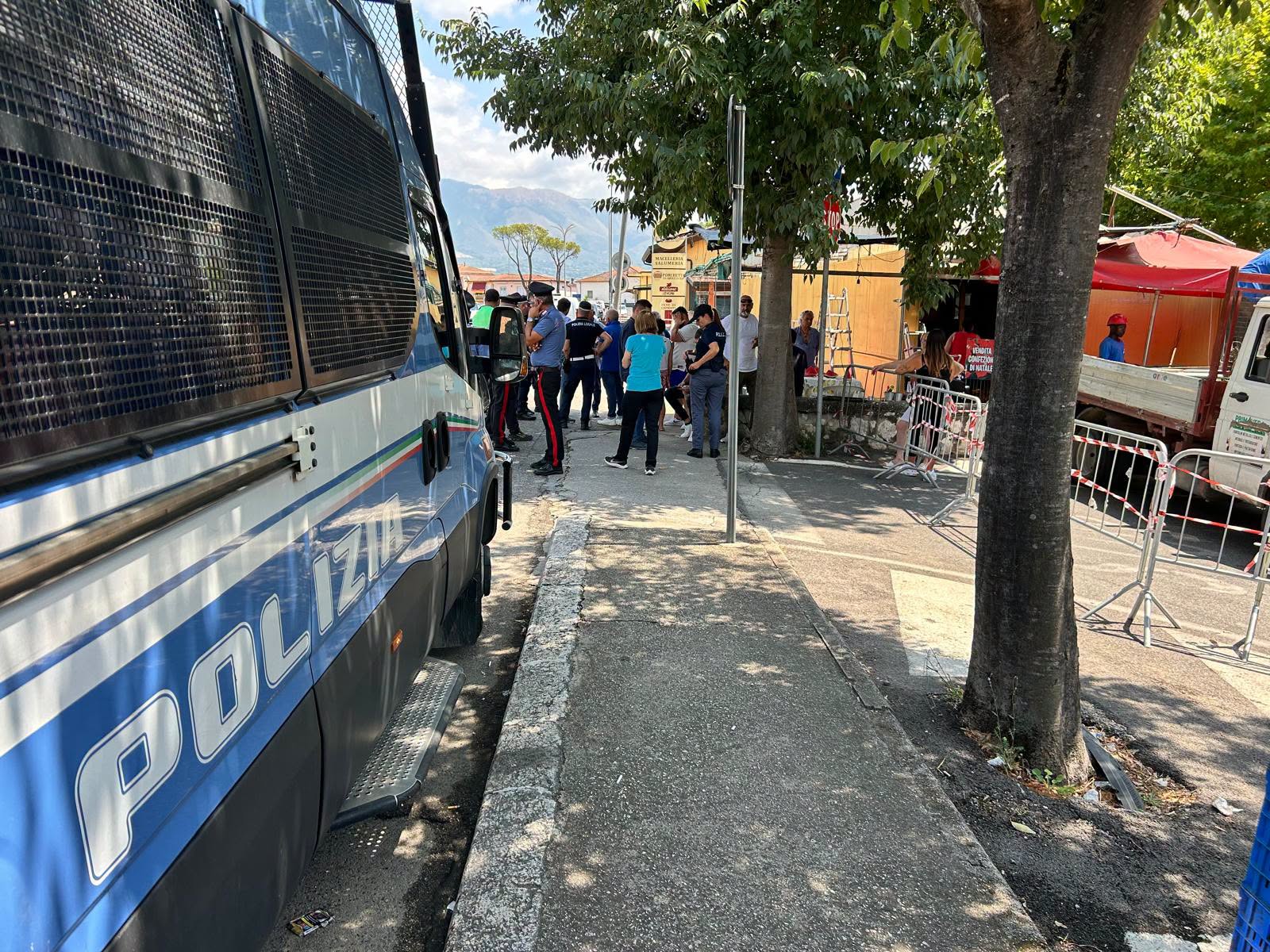 Cassino: forze dell’ordine assicurano le operazioni di demolizione dei manufatti in zona Colosseo