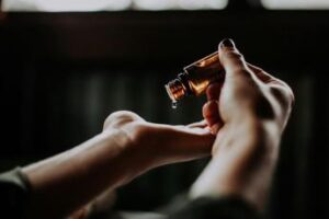 Un alleato dalla natura per pelle e capelli da sogno: scopri l’olio di rosmarino