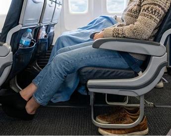 Lunghi viaggi in aereo? Guai a togliere le scarpe: i consigli anti trombosi