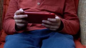 Social, lo psicologo al Governo: “Divieto under 15 e poi Patentino digitale obbligatorio”