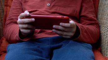 Social, lo psicologo al Governo: “Divieto under 15 e poi Patentino digitale obbligatorio”