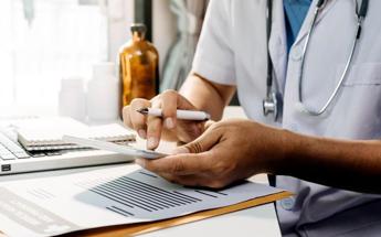 Linfedema interessa fino a 80% pazienti colpiti da tumore, esperti: “D’estate è più gravoso”