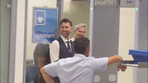 Lampedusa, in aeroporto tutti cantano Baglioni alla presenza del cantautore