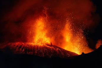 Etna, aeroporto Catania ancora chiuso: stop voli fino alle 14