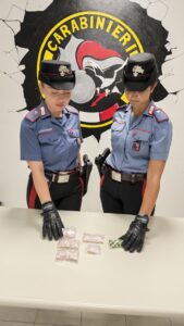 Anzio – Oltre 250 dosi tra crack e cocaina nascosti negli slip: in manette quarantunenne