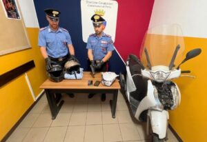Castelnuovo – Con passamontagna e casco puntano una pistola scacciacani al titolare di una concessionaria: due ventenni arrestati per tentata rapina