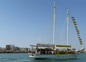 Goletta Verde davanti all’ecomostro del porto di Nettuno: “Va abbattuto”
