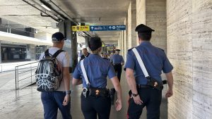 Roma – Tenta di rapire la ex fidanzata ventenne e la minaccia di diffondere video intimi, arrestato a Termini