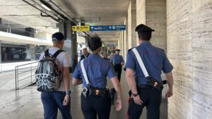 Roma – Tenta di rapire la ex fidanzata ventenne e la minaccia di diffondere video intimi, arrestato a Termini