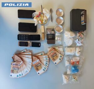 Roma – Pusher sorpreso a spacciare sotto casa dei genitori getta la droga nella cuccia del cane