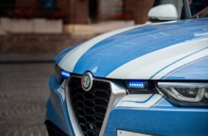 Ladispoli – Maltratta la compagna per mesi, poi tenta di soffocarla davanti ai figli minorenni: arrestato