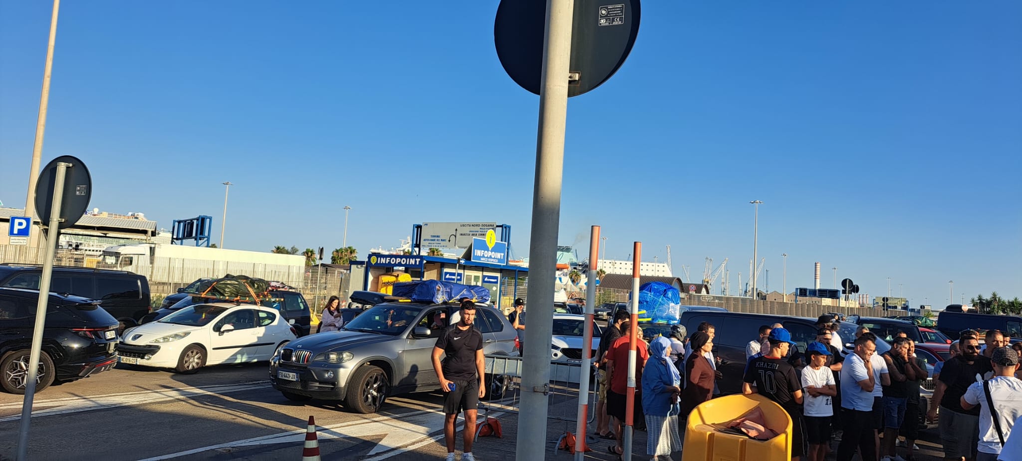 Civitavecchia – Soppressa nave per Tunisi, i passeggeri bloccano l’accesso in porto (FOTO)