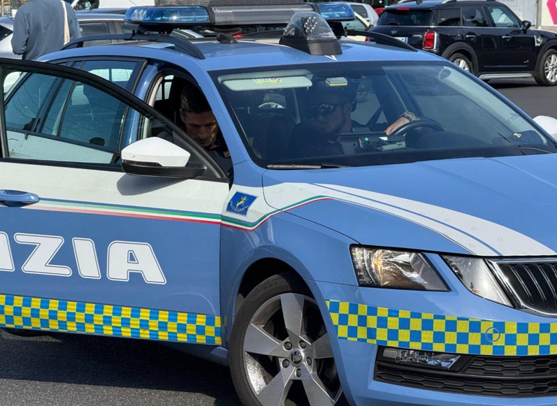 Roma – Per evitare la coda in A1 si immette nella corsia di emergenza e tenta di investire due poliziotti: il folle inseguimento termina dopo 18 km