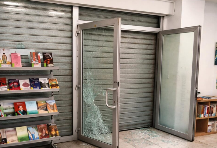 Acilia – Vetri sfondati e atti vandalici, devastata la biblioteca comunale Onofri