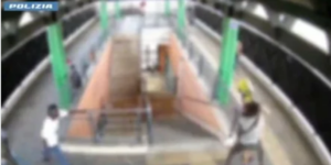 Roma – Delitto choc alla stazione Togliatti: uomo ucciso a colpi di cacciavite in testa e lasciato a terra(VIDEO)