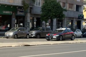 Roma – Prende a pugni un conducente NCC poi si scaglia contro la guardia giurata in ospedale, arrestato ventidueenne