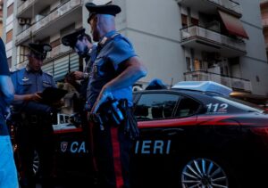 Roma – Picchia in testa la moglie con una bottiglia di vetro davanti al figlio 12enne: la donna è in pericolo di vita