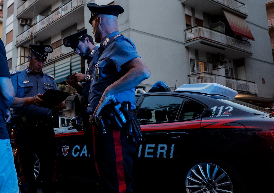 Roma – Picchia in testa la moglie con una bottiglia di vetro davanti al figlio 12enne: la donna è in pericolo di vita