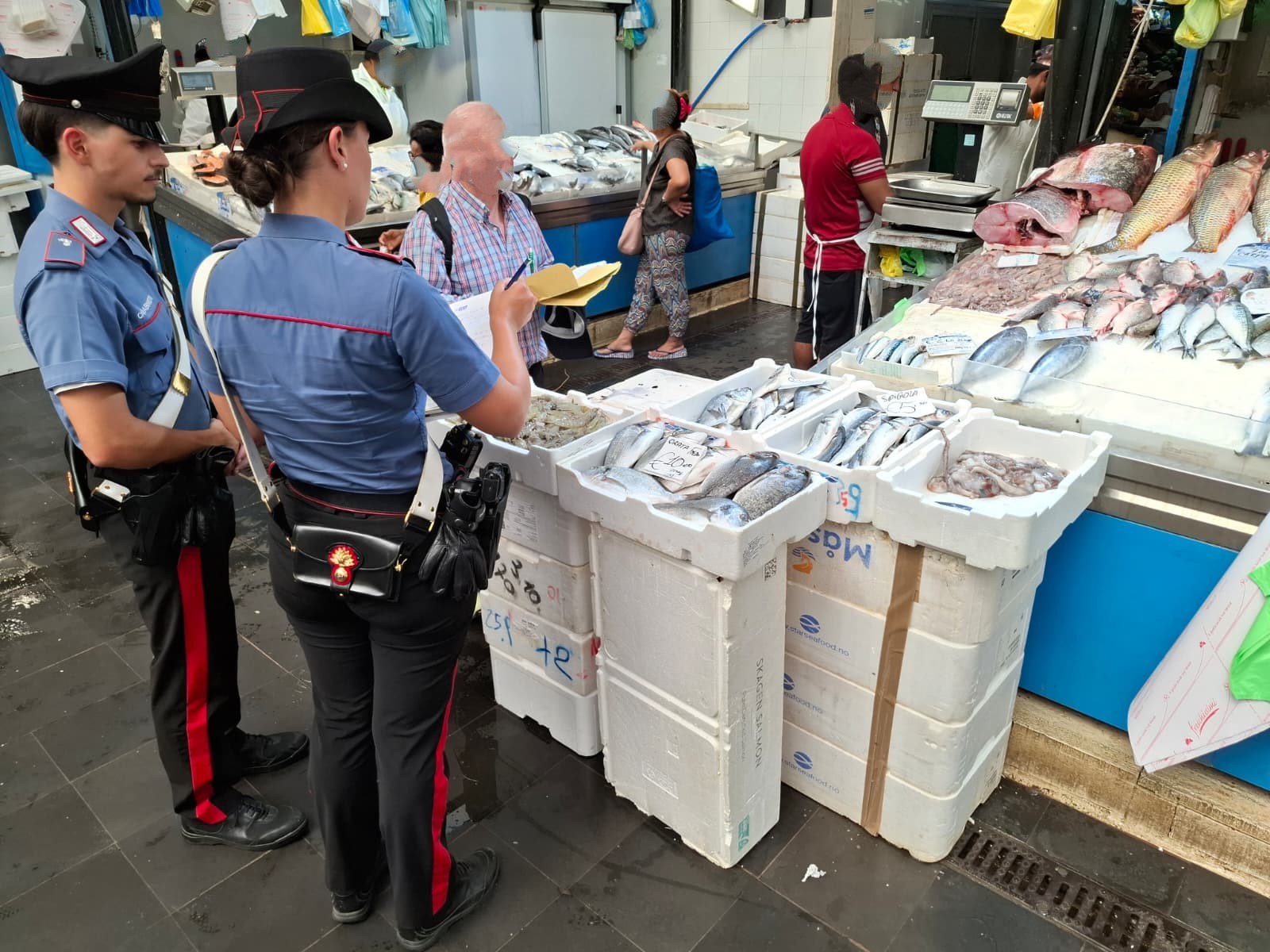 Mercato Rionale Esquilino, carabinieri scovano 18 chili di alimenti avariati