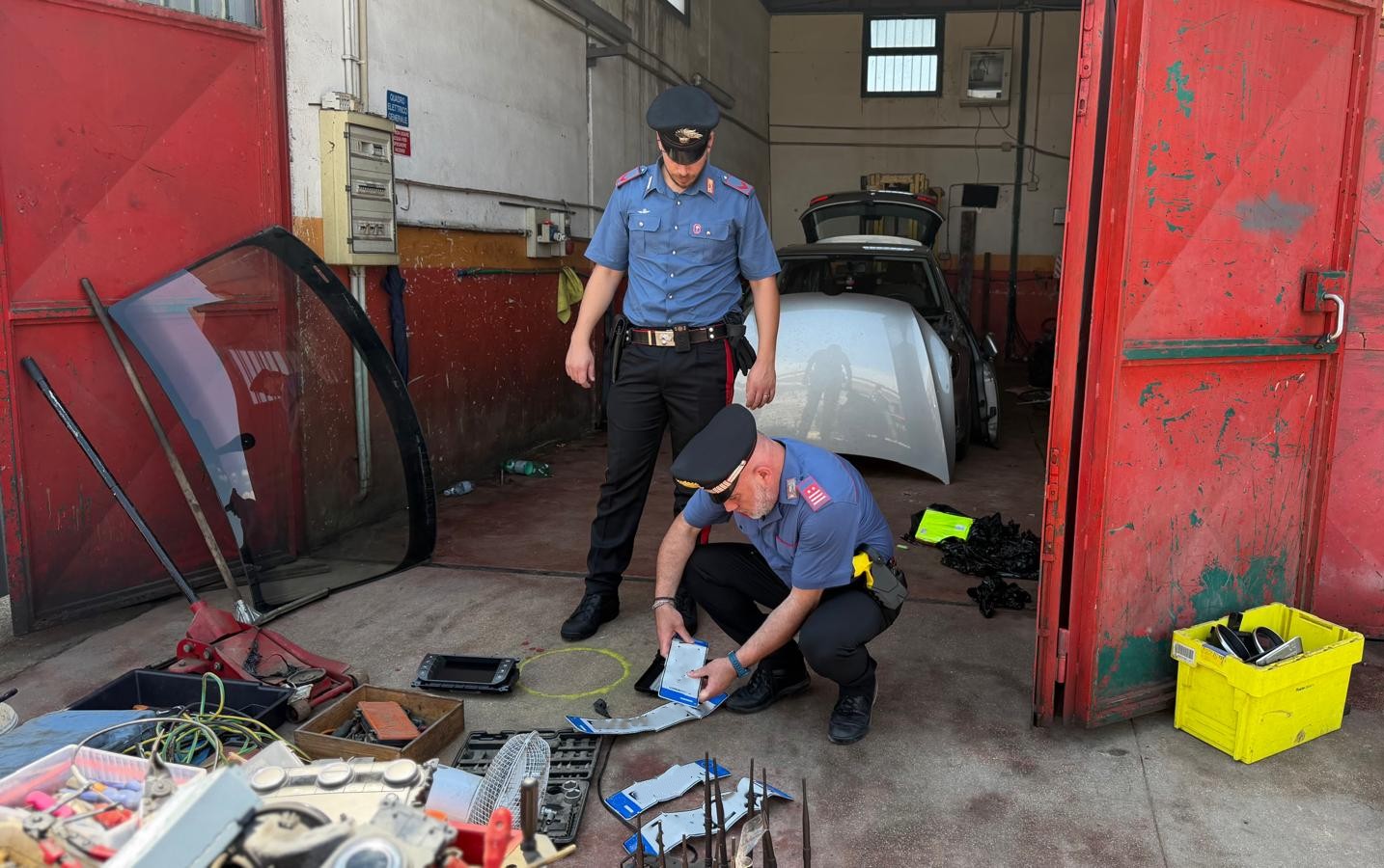 Roma – Rubavano e smontavano auto in due depositi abusivi: sei arresti per ricettazione e riciclaggio