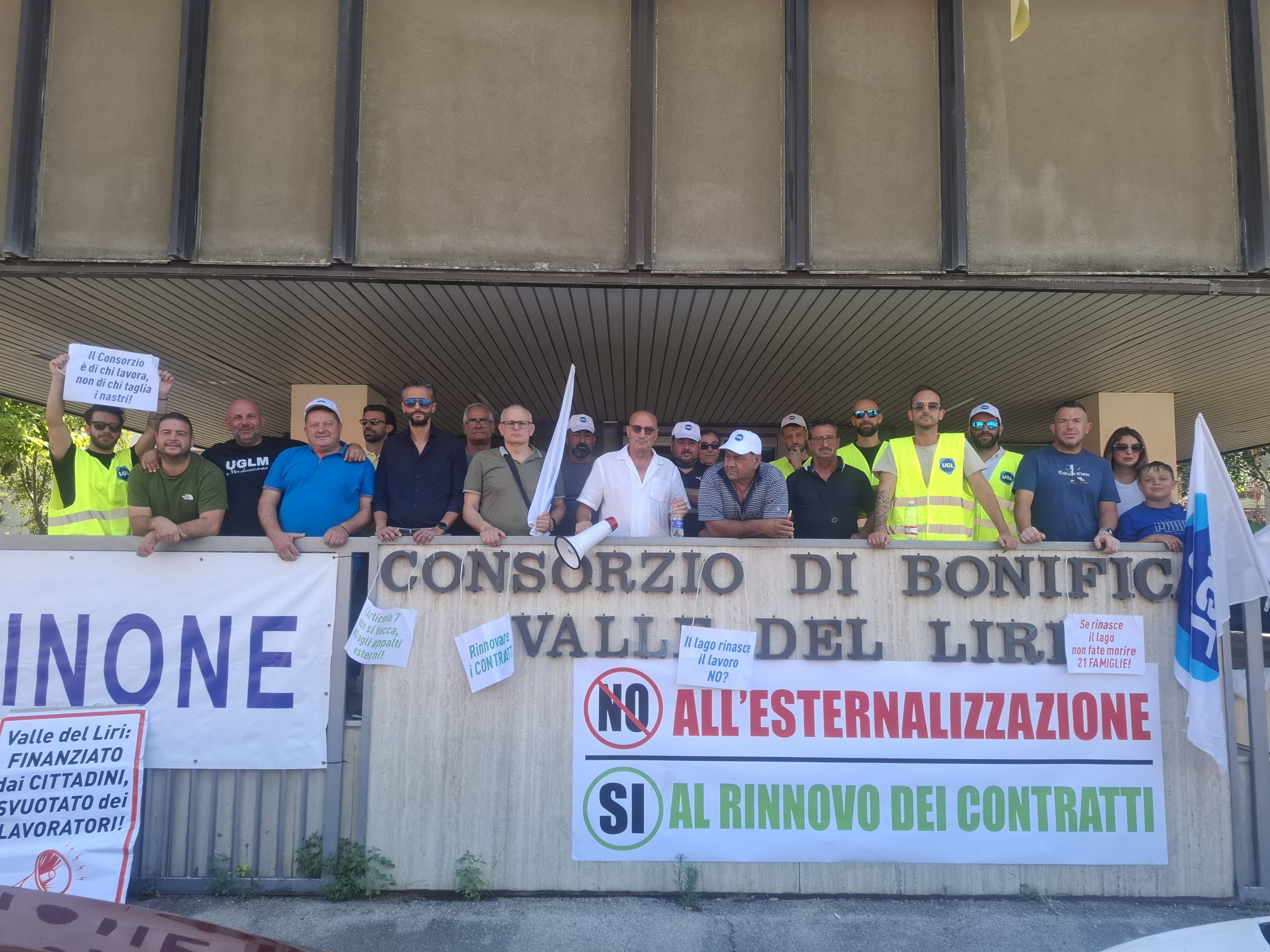 Cassino – 21 lavoratori senza rinnovo contrattuale: sit-in di protesta dell’Ugl al Consorzio di Bonifica Valle del Liri