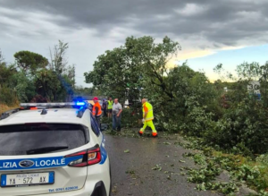Maltempo sulla Cassia Cimina, il sindaco Mengoni: «Sul territorio dalle prime ore del mattino per gestire l’emergenza» (FOTO)