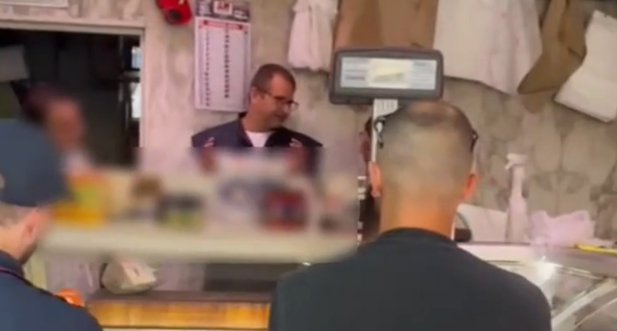 Roma – Ruggine e sporcizia diffusa, sospesa la licenza al macellaio-pusher trovato con la cocaina tra la carne congelata (VIDEO)