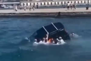 Trieste – Tragedia sfiorata dopo che un auto finisce in mare, dei militari dell’Accademia salvano il conducente (VIDEO)