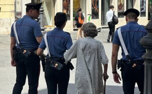 Telefonava ad anziani per truffarli: arrestato sul lungomare di Viareggio, un raggiro anche a Viterbo