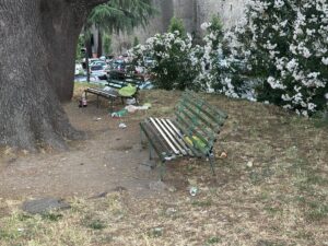 Viterbo – Porta Romana ostaggio del degrado: parco trasformato in bivacco tra rifiuti, alcol e delinquenza