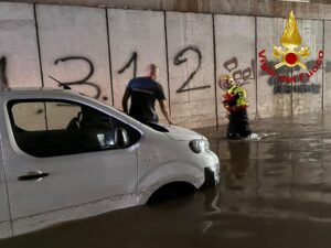 Violento nubifragio su Terni: allagato il sottopassaggio di via della Pernice, soccorso un automobilista
