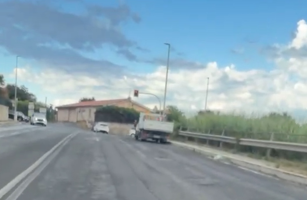 Civitavecchia – Semaforo in tilt a Campo dell’oro: “Rischio altissimo di incidenti”