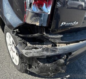 Ladispoli – Tamponamento sulla rotatoria, caccia al SUV fuggito: feriti una donna e un bambino (FOTO)