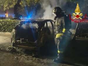Auto divorata dalle fiamme nella notte a Terni, incendio al parcheggio del Campo Scuola