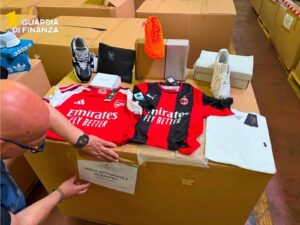 Fiano Romano – Guardia di Finanza sequestra 37mila capi di lusso contraffatti pronti per l’e-commerce