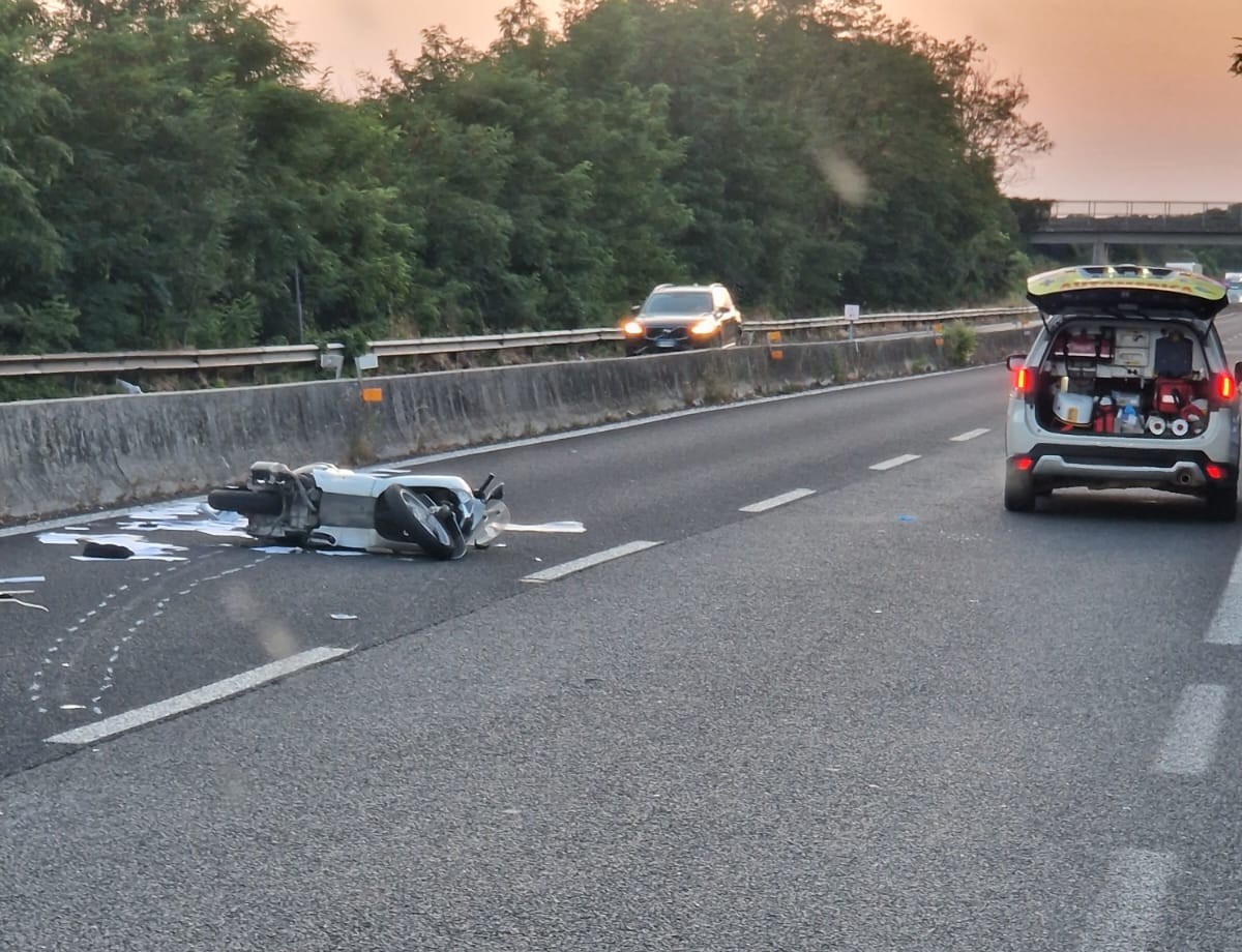 Viterbo – Scooterista cade sulla superstrada, si cerca un camion che avrebbe provocato l’incidente