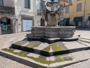 La fontana di piazza delle Erbe perde ancora: acqua dispersa nonostante gli interventi (VIDEO)