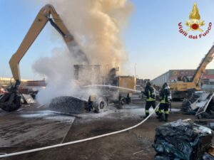 Civitavecchia – Macchina operatrice in fiamme, paura all’alba (FOTO)
