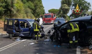 Schianto mortale sull’Appia: un uomo perde la vita, due feriti gravissimi e strada chiusa (FOTO)
