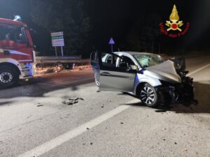 Roma – Schianto nella notte sul viadotto: giovane estratto dalle lamiere e trasferito in codice rosso