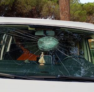 Tarquinia Lido – Sasso contro un’auto in sosta: vacanza rovinata per una famiglia