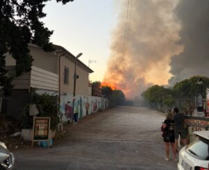 Roma – Incendio devasta ristorante Eur, detriti piovono sulle case dei residenti chiusi in casa per il terrore (VIDEO)