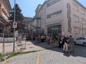 Viterbo – Tre strade chiuse e dispiegamento di Forze dell’ordine per sit-in contro scritta “Balilla” al Liceo Buratti