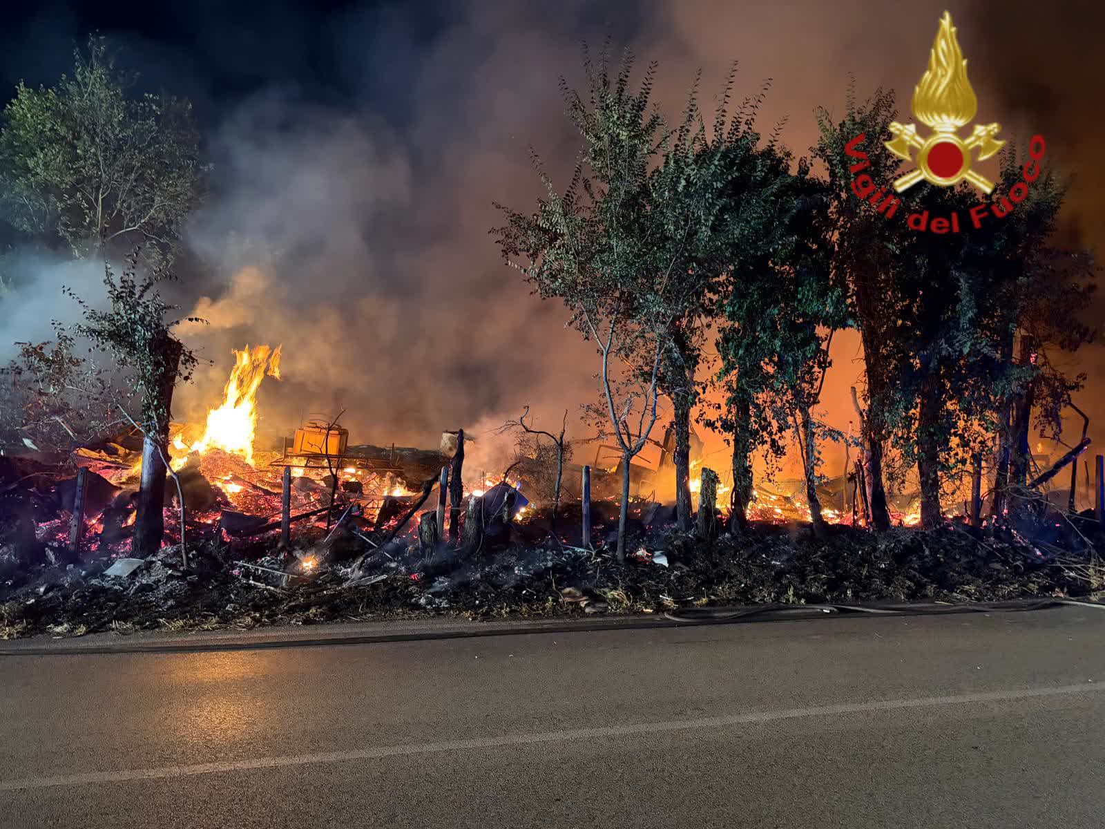 Roma – Vasto incendio in una discarica abusiva sulla via Tiberina: in fiamme anche un capannone abbandonato (FOTO)
