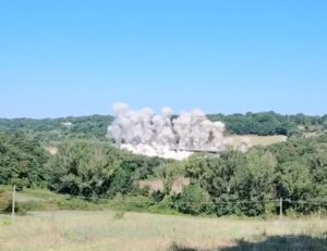 Esplosione controllata sul viadotto Malle di Orte: abbattuta la vecchia carreggiata verso Civitavecchia