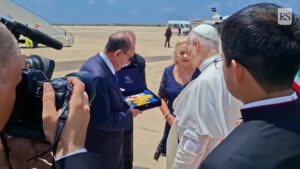 Lampedusa, il presidente della Regione Schifani dona simbolo Sicilia al Papa